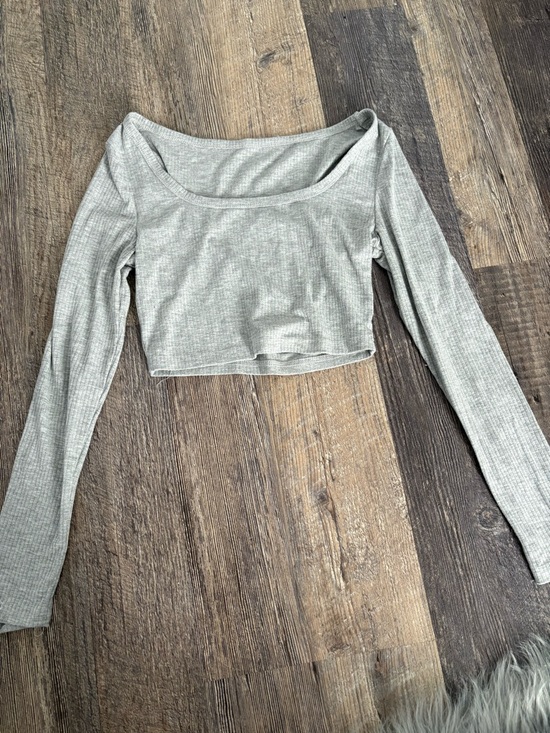 SHEIN Tops - SHEIN Light Gray Ribbed Long-Sleeve Crop Top